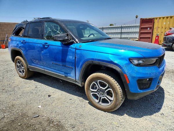 2022 JEEP CHEROKEE Trailhawk 4XE — Passenger 3/4