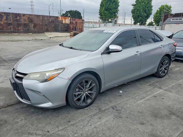 2015 TOYOTA CAMRY — Front 3/4