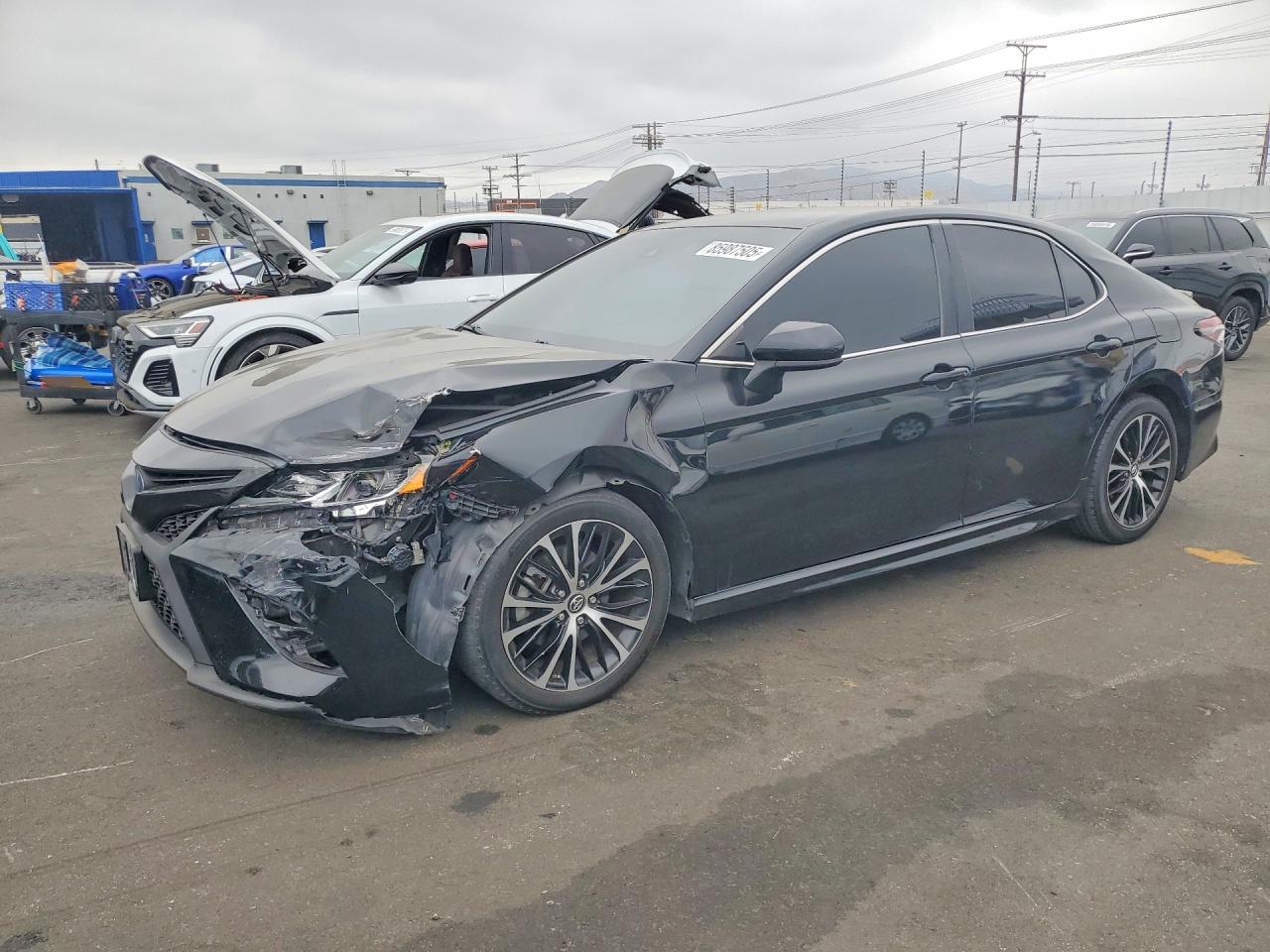 2019 TOYOTA CAMRY SOLA SE/XLE Hybrid — Front 3/4