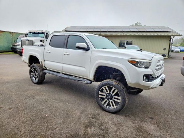 2017 TOYOTA TACOMA — Passenger 3/4
