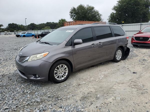 2014 TOYOTA SIENNA