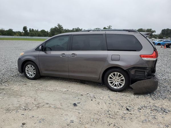 2014 TOYOTA SIENNA