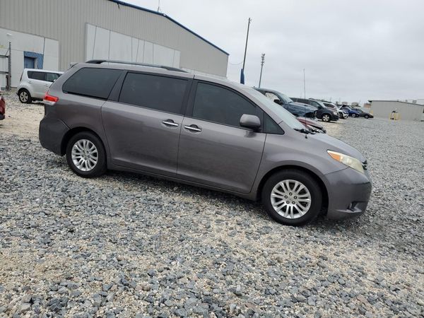 2014 TOYOTA SIENNA