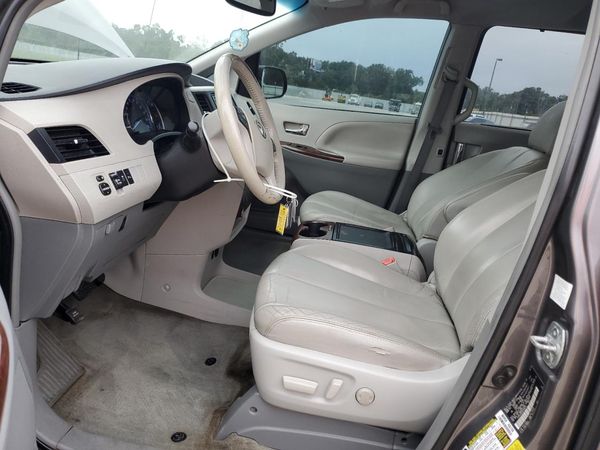 2014 TOYOTA SIENNA