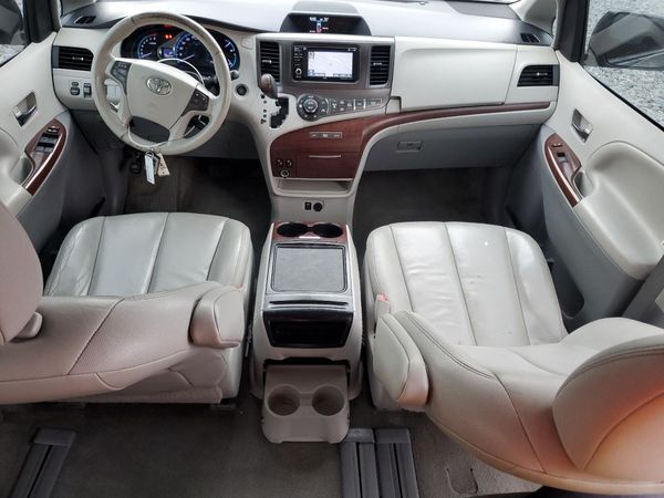 2014 TOYOTA SIENNA