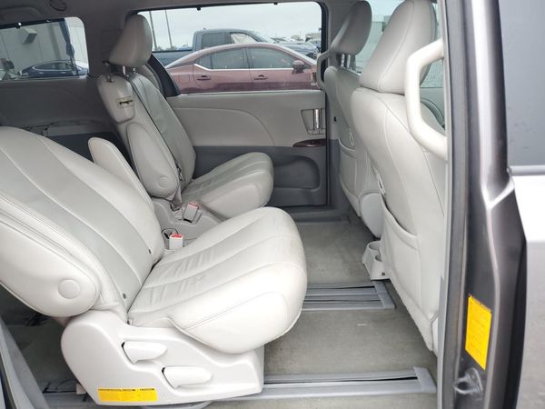 2014 TOYOTA SIENNA