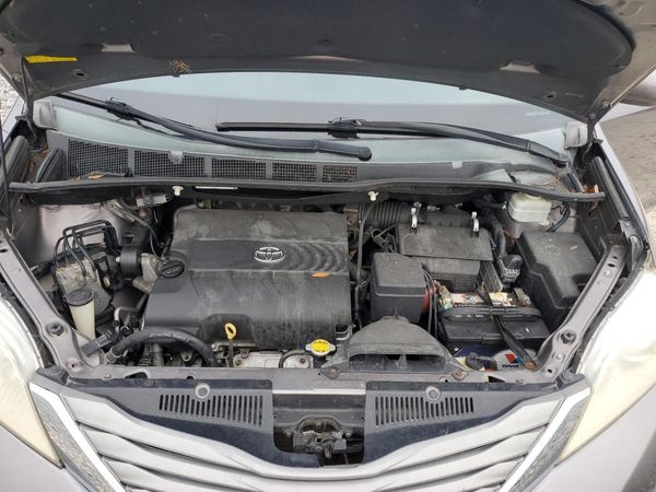 2014 TOYOTA SIENNA
