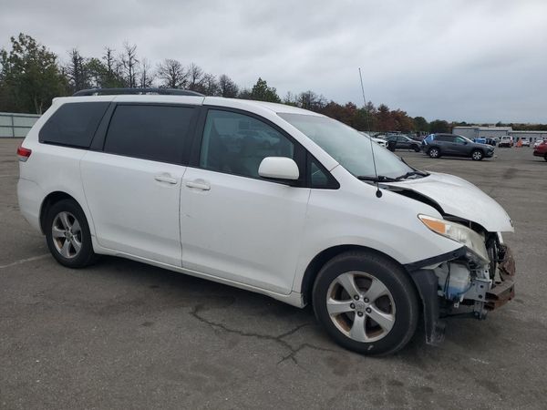 2014 TOYOTA SIENNA