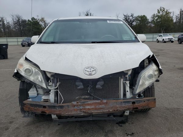 2014 TOYOTA SIENNA