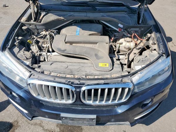 2016 BMW X5 xDrive40e — Engine bay