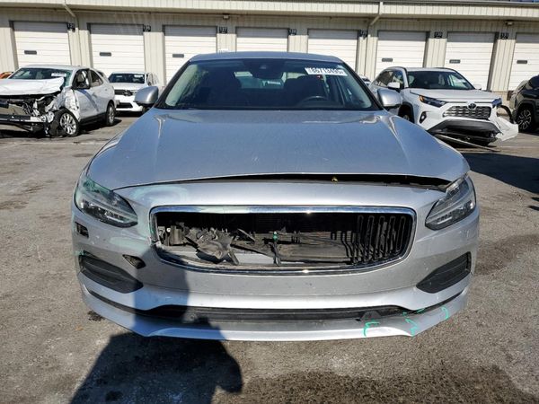 2018 VOLVO S90 Momentum