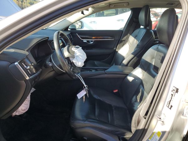 2018 VOLVO S90 Momentum