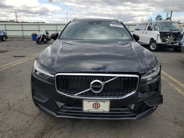 2021 VOLVO XC60 Momentum