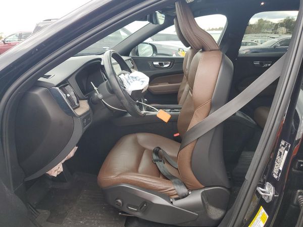 2021 VOLVO XC60 Momentum