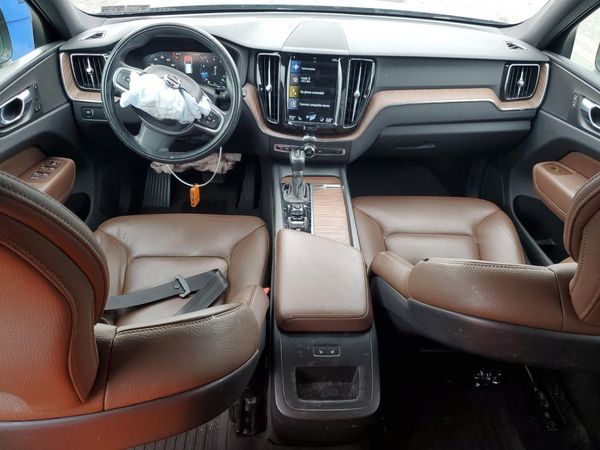 2021 VOLVO XC60 Momentum