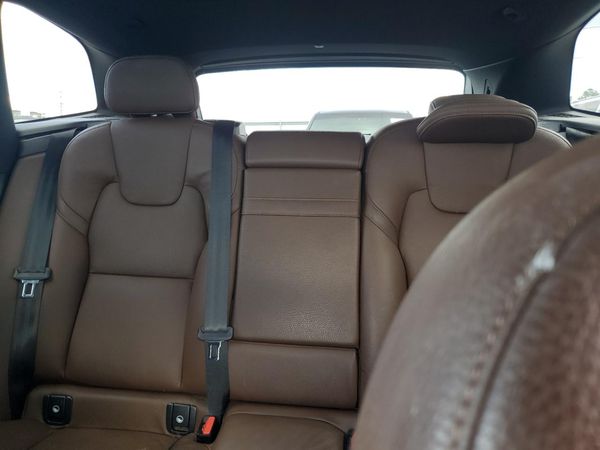 2021 VOLVO XC60 Momentum