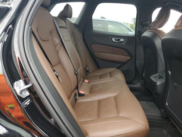 2021 VOLVO XC60 Momentum