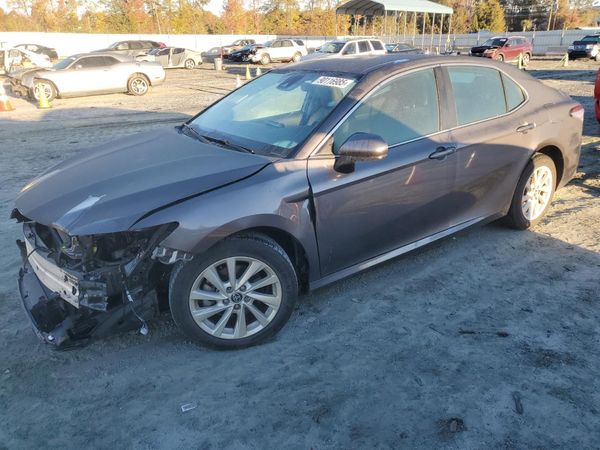 2022 TOYOTA CAMRY LE — Front 3/4