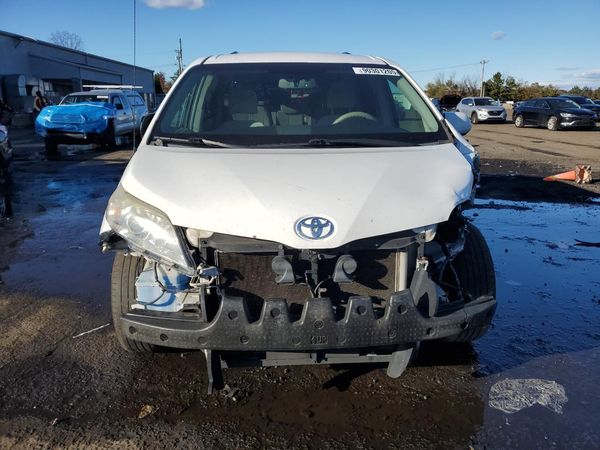 2013 TOYOTA SIENNA