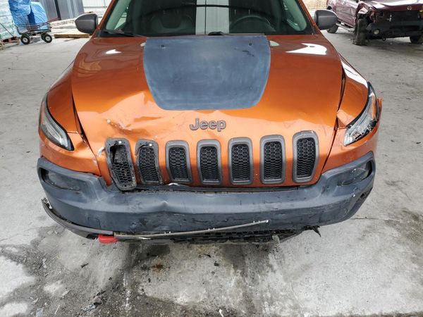 2015 JEEP CHEROKEE Trailhawk — Engine bay