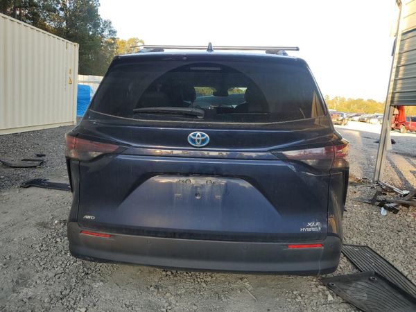 2024 TOYOTA SIENNA XLE — DIRR