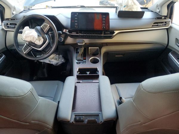 2024 TOYOTA SIENNA XLE — CKPT