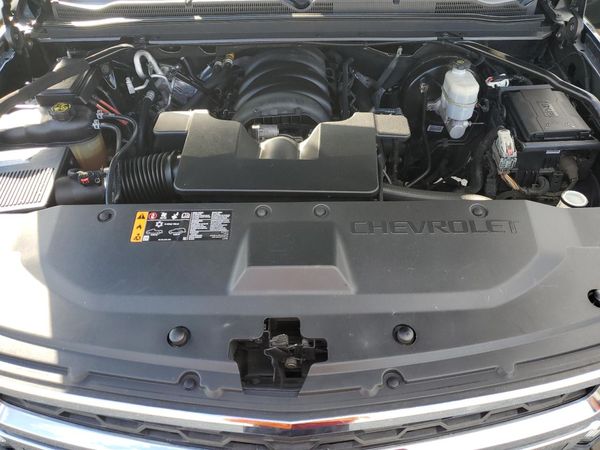 2019 CHEVROLET SUBURBAN LT — Engine bay