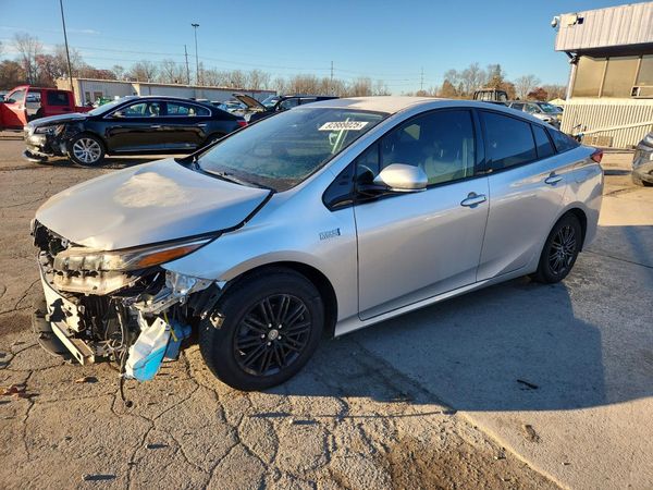 2017 TOYOTA PRIUS Three/Four/Four Adv — Front 3/4