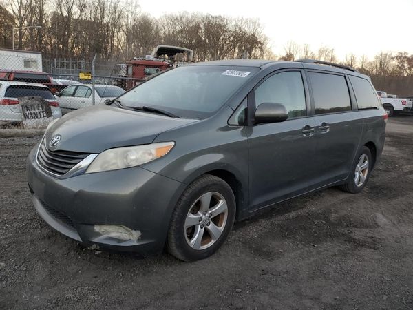 2013 TOYOTA SIENNA