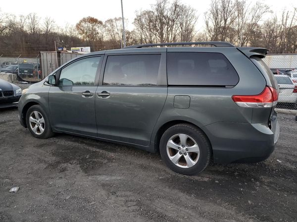2013 TOYOTA SIENNA