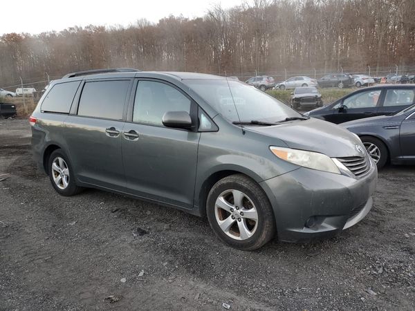 2013 TOYOTA SIENNA