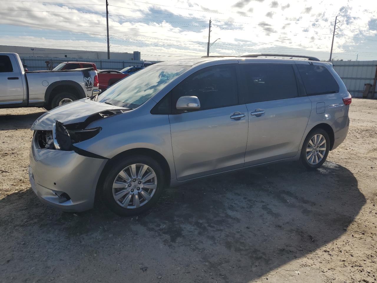 2017 TOYOTA SIENNA — Front 3/4