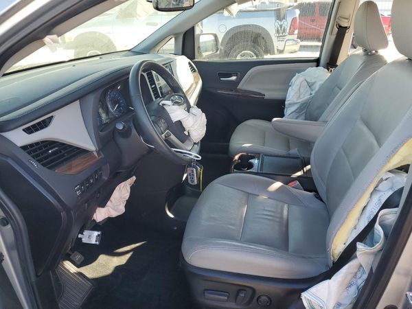 2017 TOYOTA SIENNA — DENT