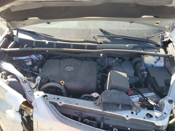 2017 TOYOTA SIENNA — Engine bay