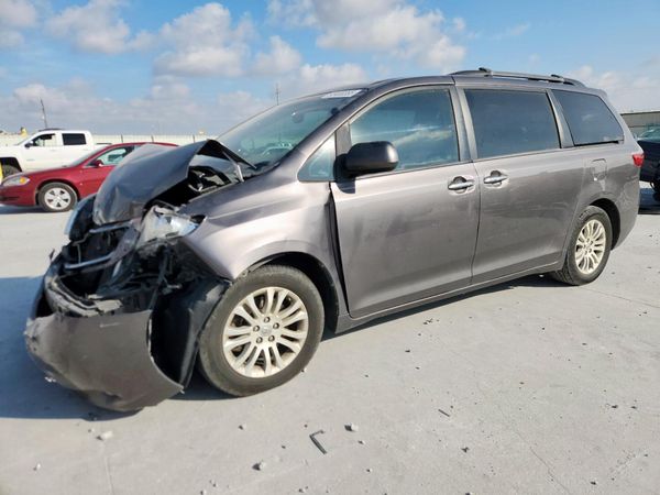 2016 TOYOTA SIENNA