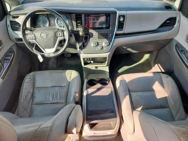 2016 TOYOTA SIENNA