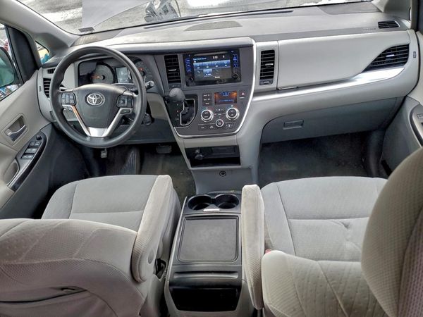 2017 TOYOTA SIENNA