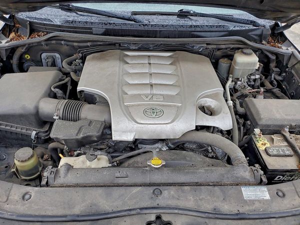 2014 TOYOTA LAND CRUIS VX — Engine bay