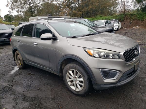 2017 KIA SORENTO L, LX — Passenger 3/4