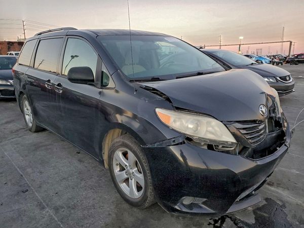 2012 TOYOTA SIENNA