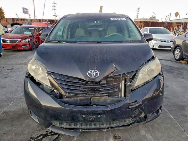 2012 TOYOTA SIENNA