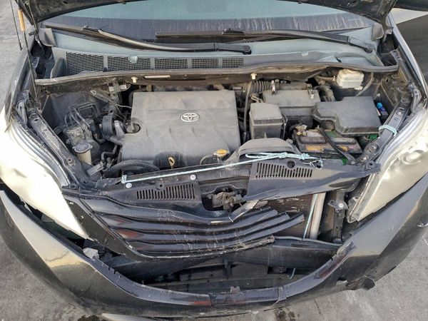 2012 TOYOTA SIENNA