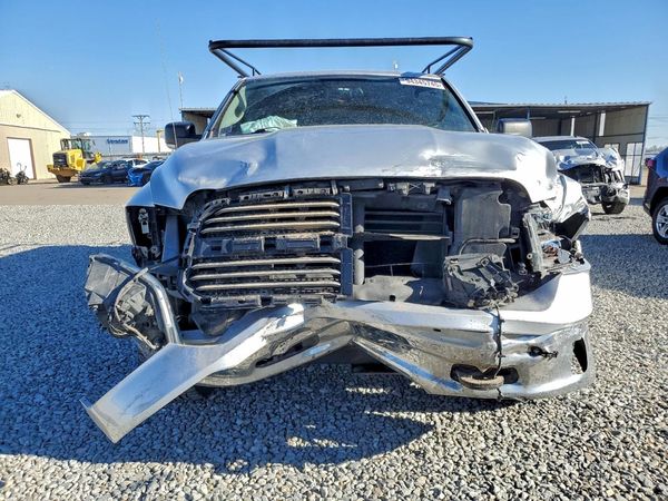 2016 RAM 1500 SLT QUAD CAB 4X4