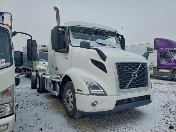 2022 VOLVO VNR