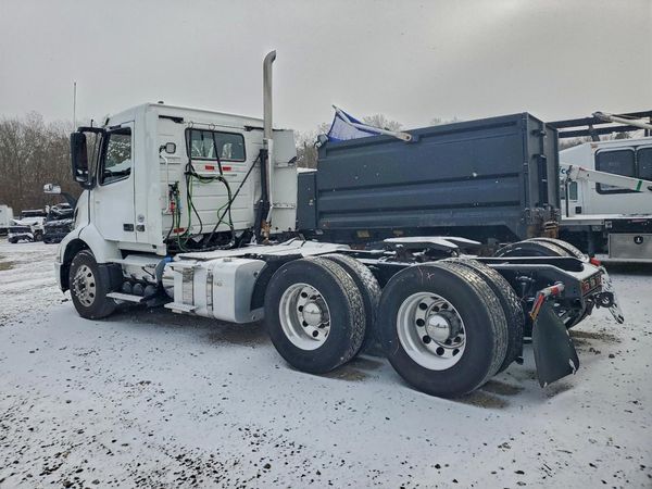 2022 VOLVO VNR