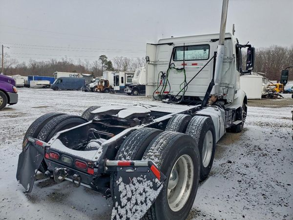 2022 VOLVO VNR