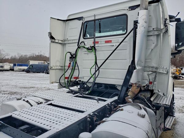 2022 VOLVO VNR