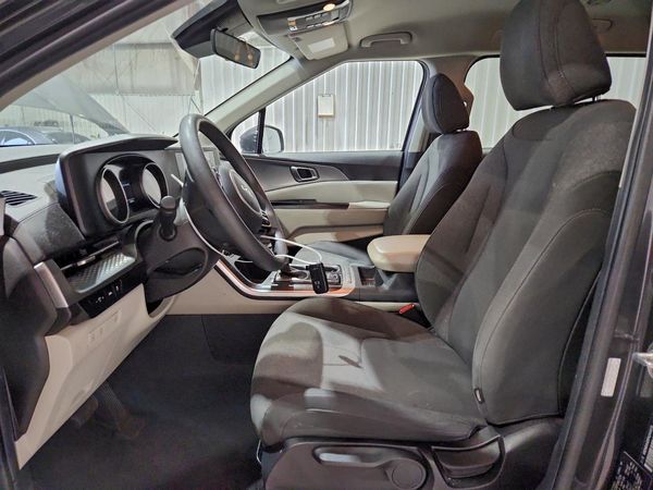 2023 KIA CARNIVAL LX, LX Seat Package