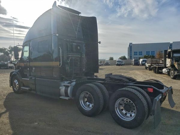 2016 VOLVO VNL