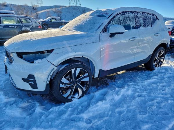 2025 VOLVO XC40